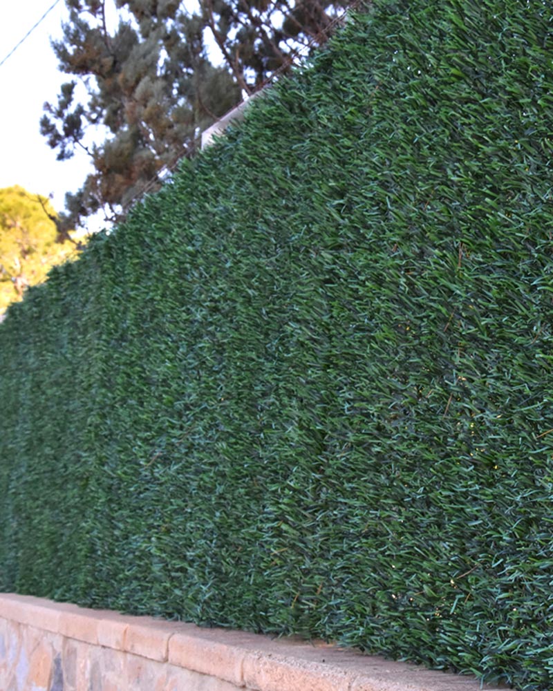 Seto Artificial Bicolor instalado en valla de jardín