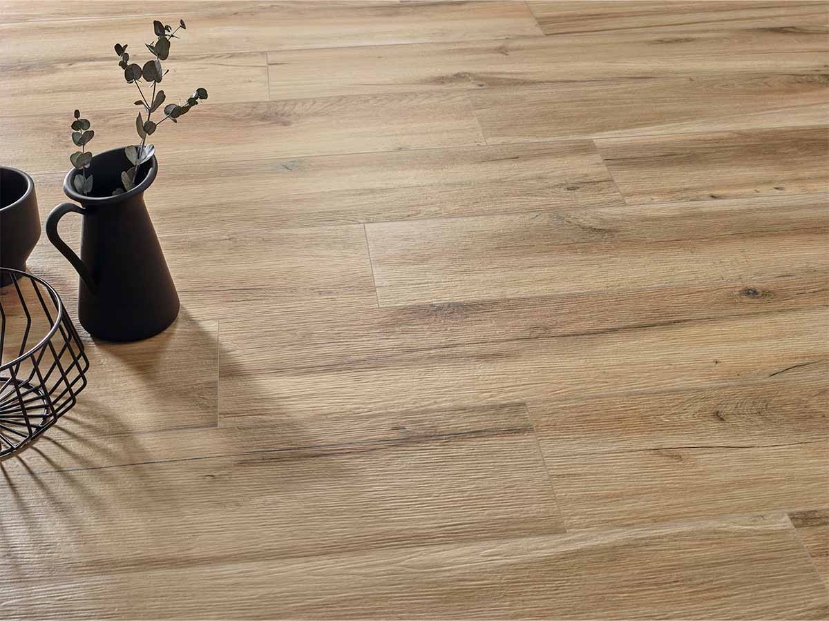 Suelo porcelánico efecto madera roble Blaze 23x120 en salón