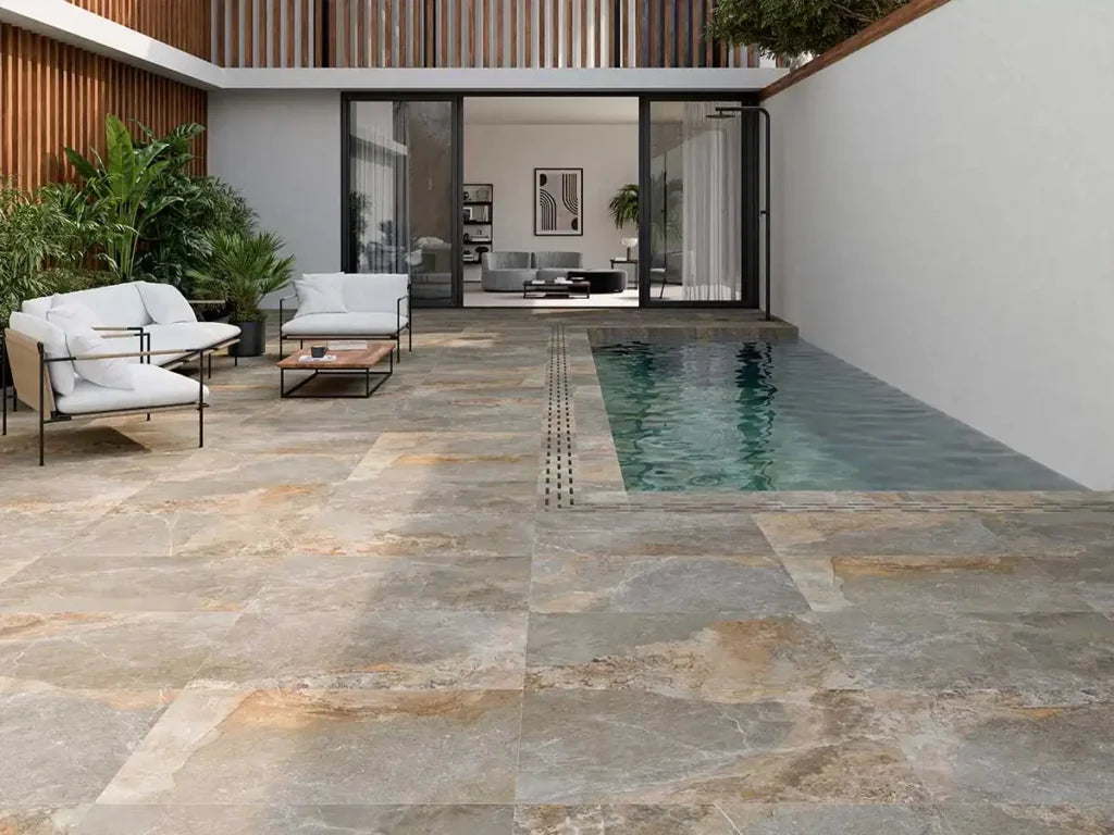 Porcelánico antideslizante Strato Light en terraza con piscina